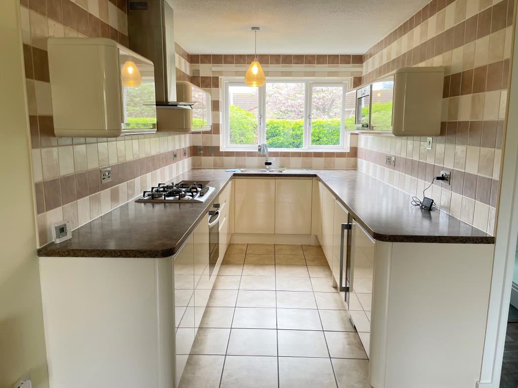 Lot: 91 - GROUND FLOOR FLAT IN GOOD ORDER - Modern kitchen with fitted units